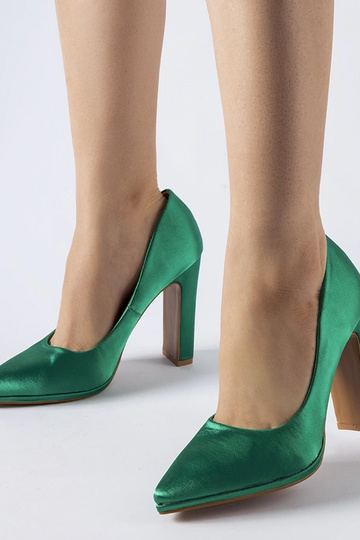 Sapatos de salto satinados...