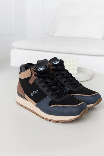 Tênis azul e marrom...