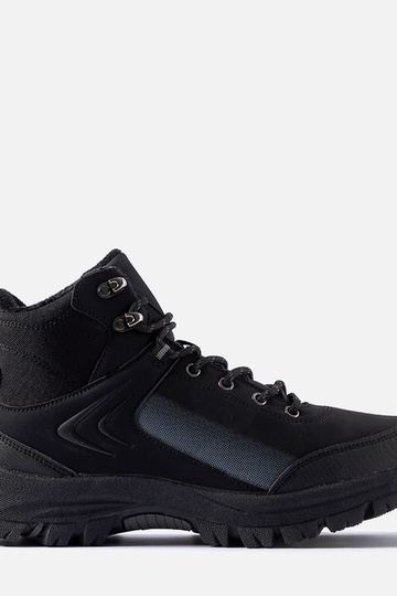 Calçados pretos acolchoados...