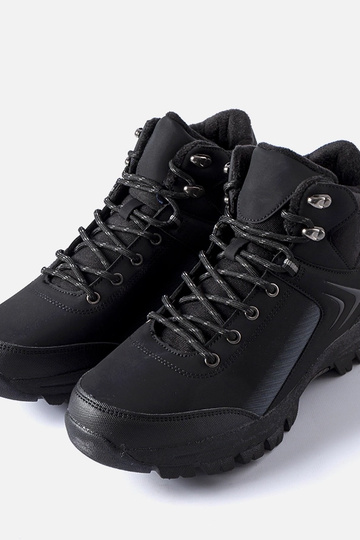 Calçados pretos acolchoados... 2