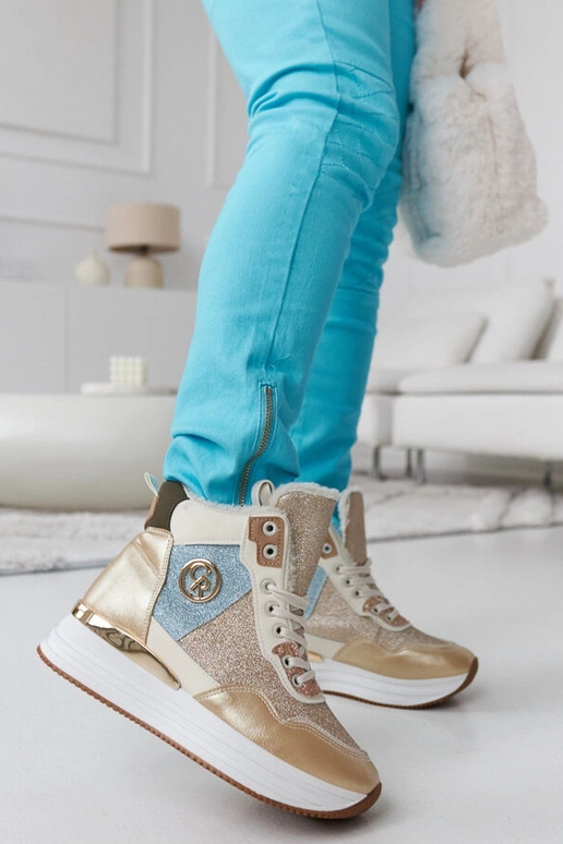 Tênis isolados com glitter dourado...