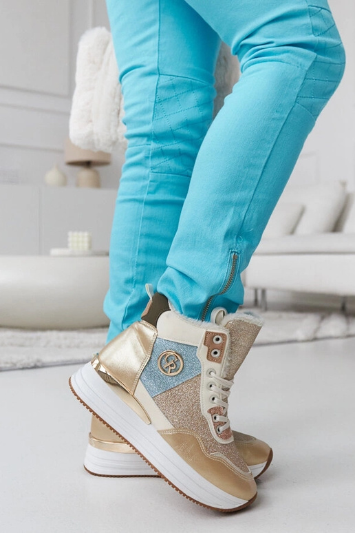 Tênis isolados com glitter dourado...