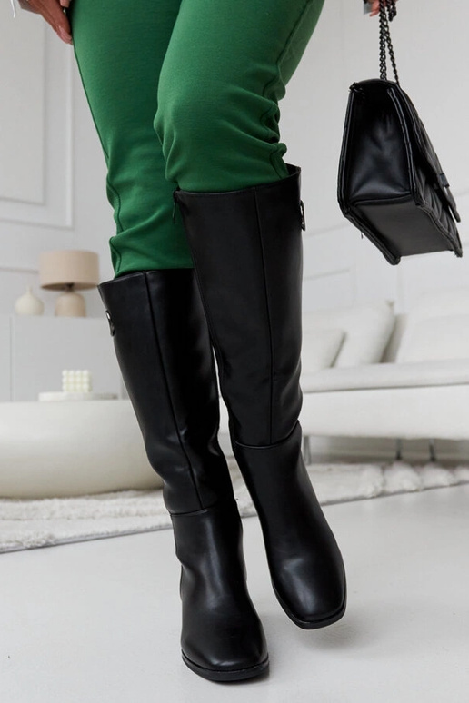 Botas pretas com fivela decorativa...