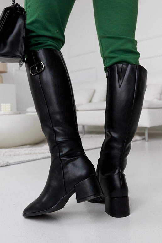 Botas pretas com fivela decorativa...