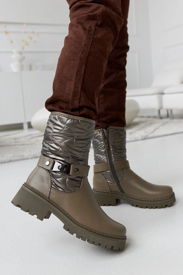 Botins verdes isolados com tira decorativa Lido