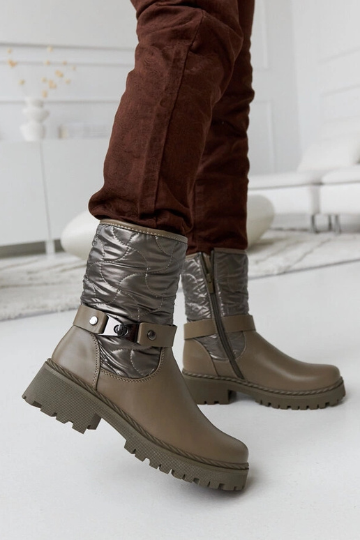 Botins verdes isolados com tira...