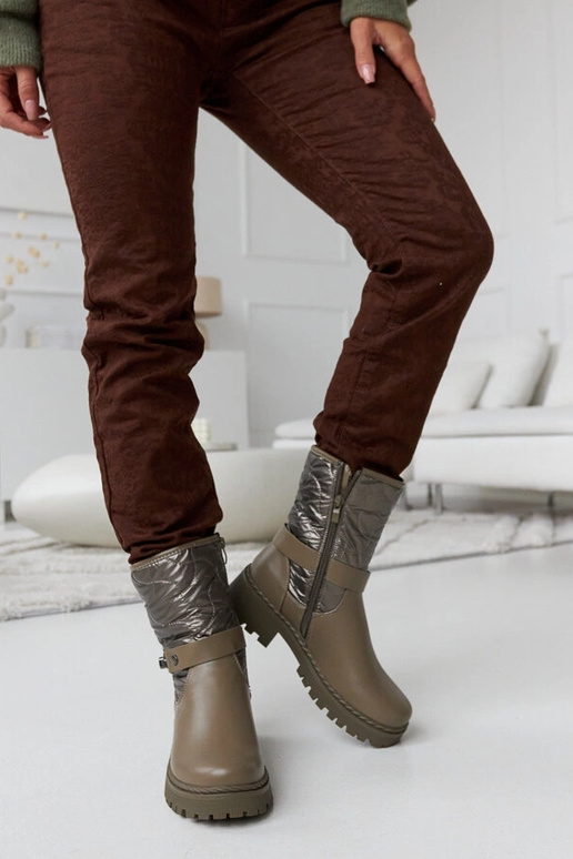 Botins verdes isolados com tira...