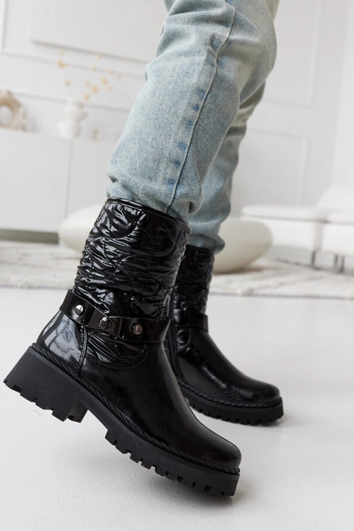 Sapatos pretos envernizados com faixa...