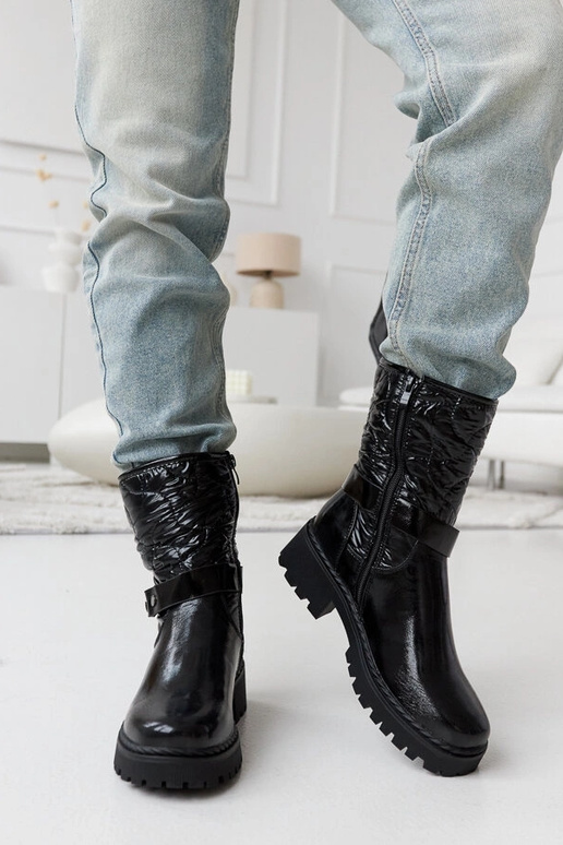 Sapatos pretos envernizados com faixa...