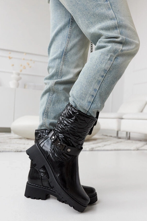 Sapatos pretos envernizados com faixa...