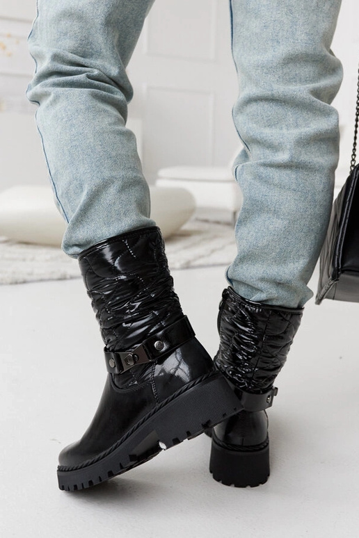 Sapatos pretos envernizados com faixa...