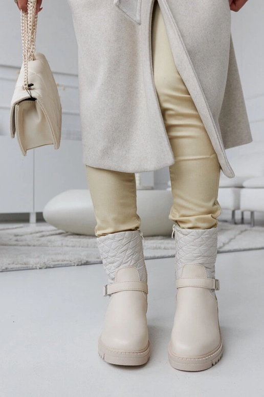 Botins bege com acolchoado decorativo...