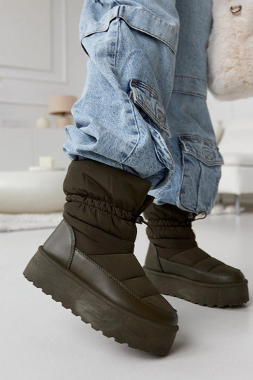 Botas de neve verdes isoladas na plataforma Polk
