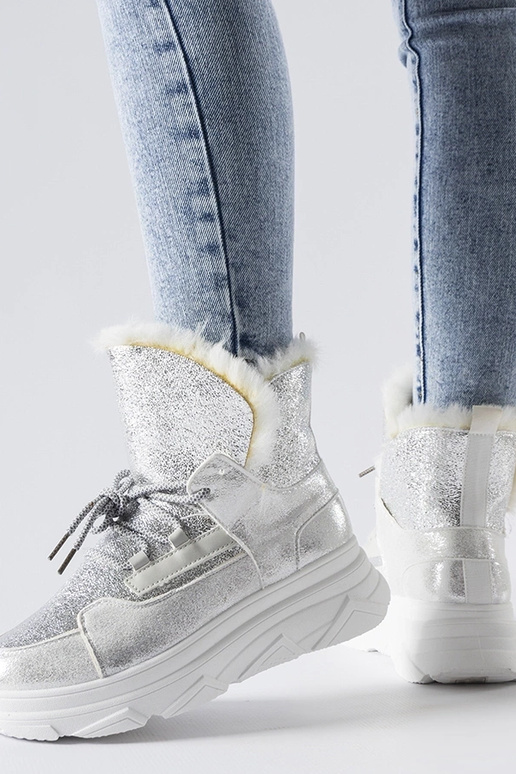 Botas de neve Stringer isoladas em...