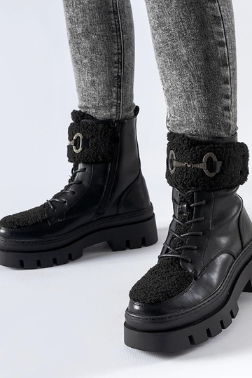 Botas de trabalho pretas com fivela Highland isoladas