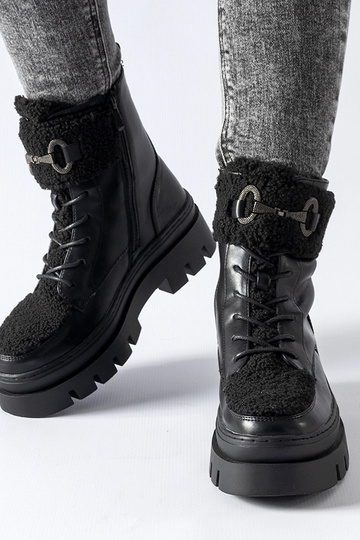 Botas de trabalho pretas com fivela Highland isoladas 2