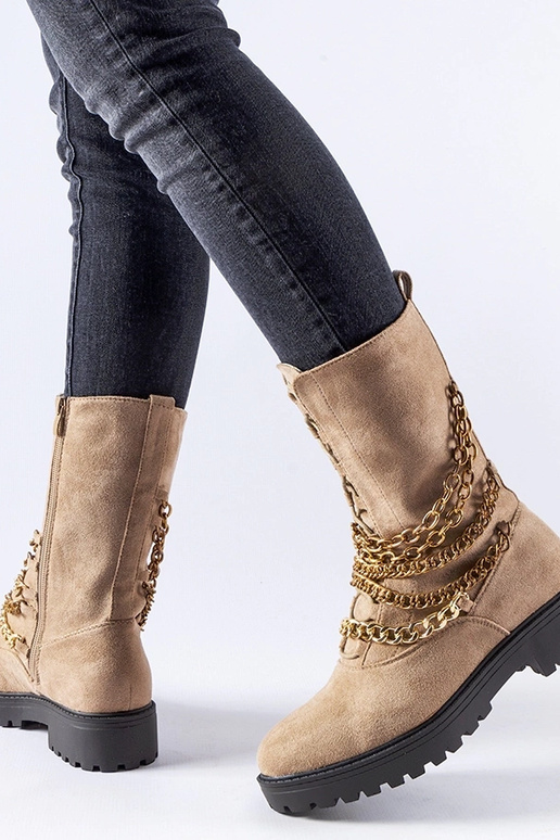 Botins isolados bege com corrente...