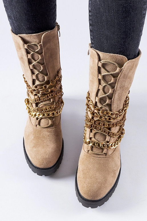 Botins isolados bege com corrente...