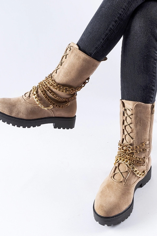 Botins isolados bege com corrente...