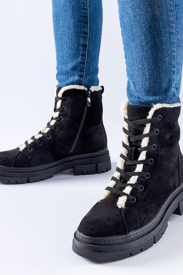 Botas isoladas pretas de...