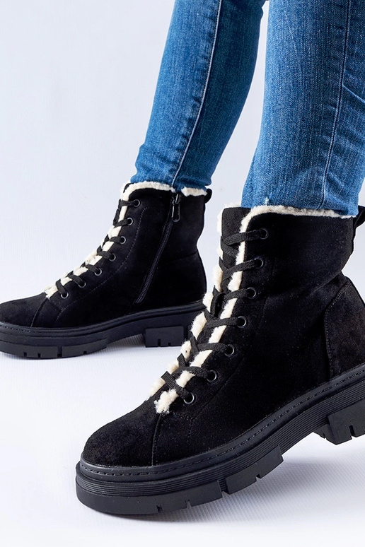 Botas isoladas pretas de camurça...