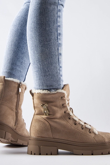 Botas isoladas na cor areia... 2