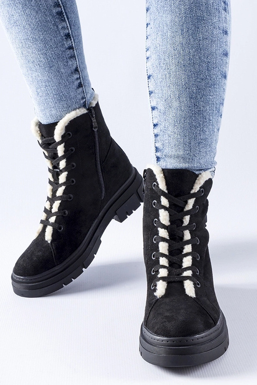 Botas isoladas pretas de camurça...