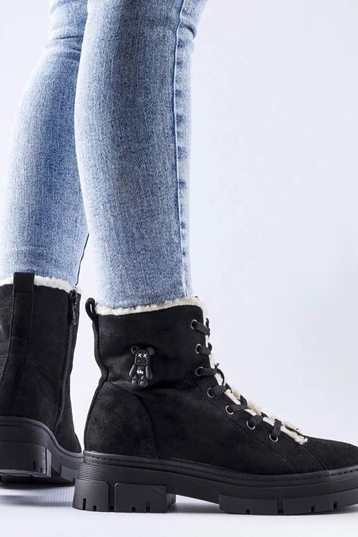 Botas isoladas pretas de camurça...