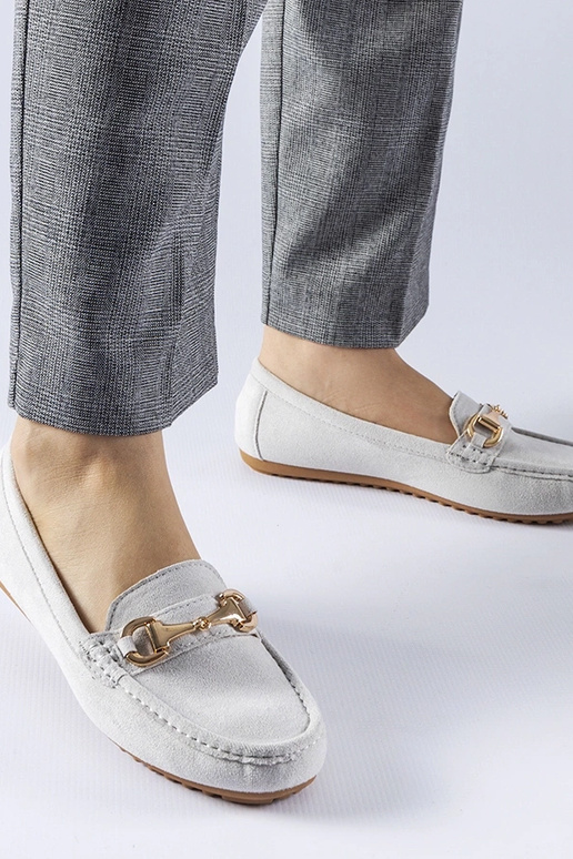 Mocassim cinza decorado com fivela...