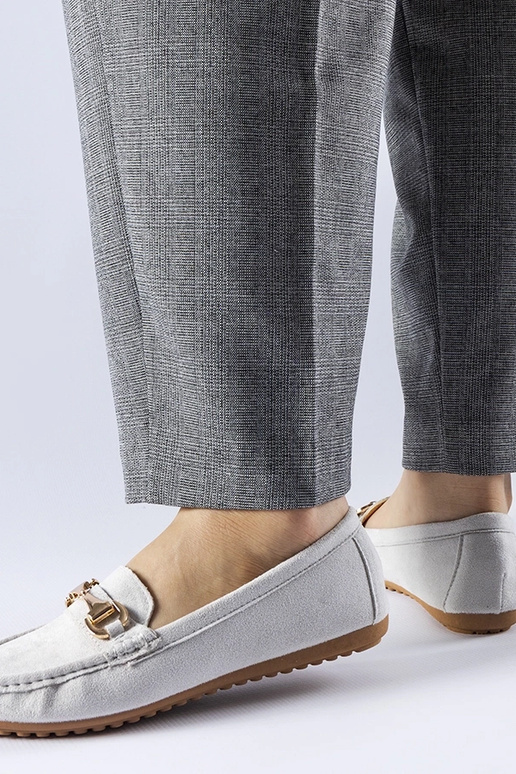 Mocassim cinza decorado com fivela...