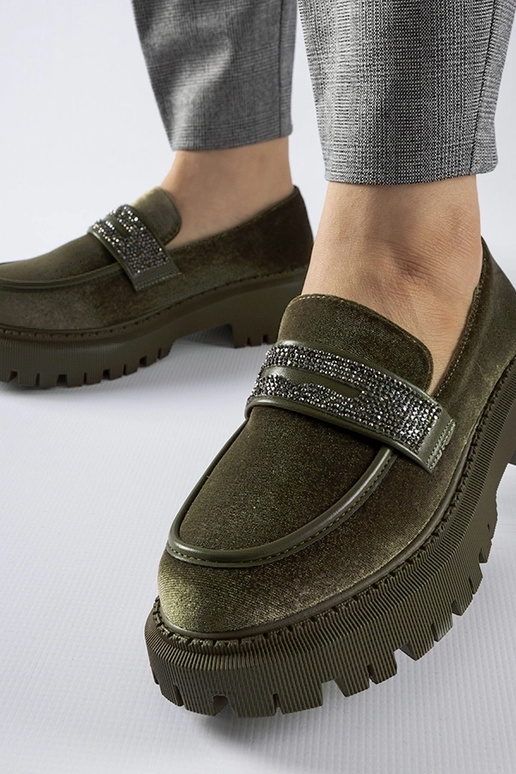 Mocassim verde decorado com zircões...