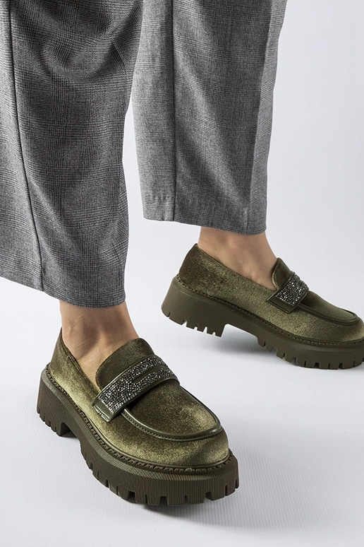 Mocassim verde decorado com zircões...