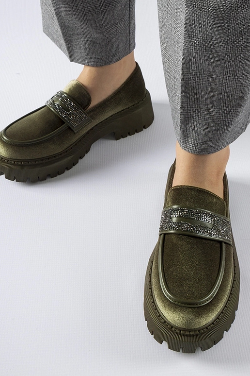 Mocassim verde decorado com zircões...