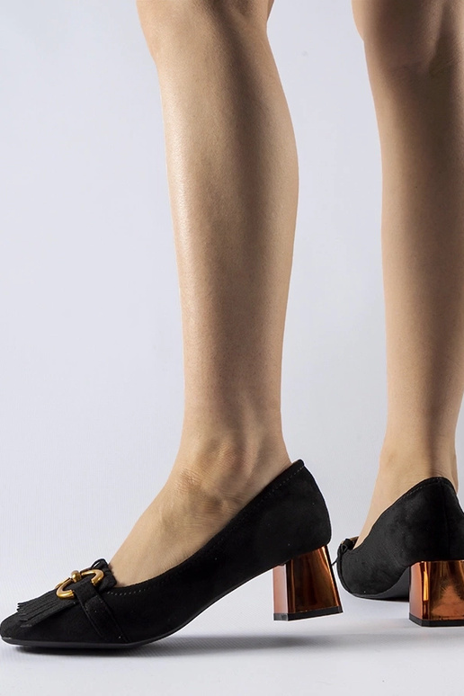 Sapatos pretos com salto bloco da Basso