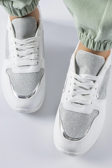 Tênis branco com fio decorativo Facondo 2