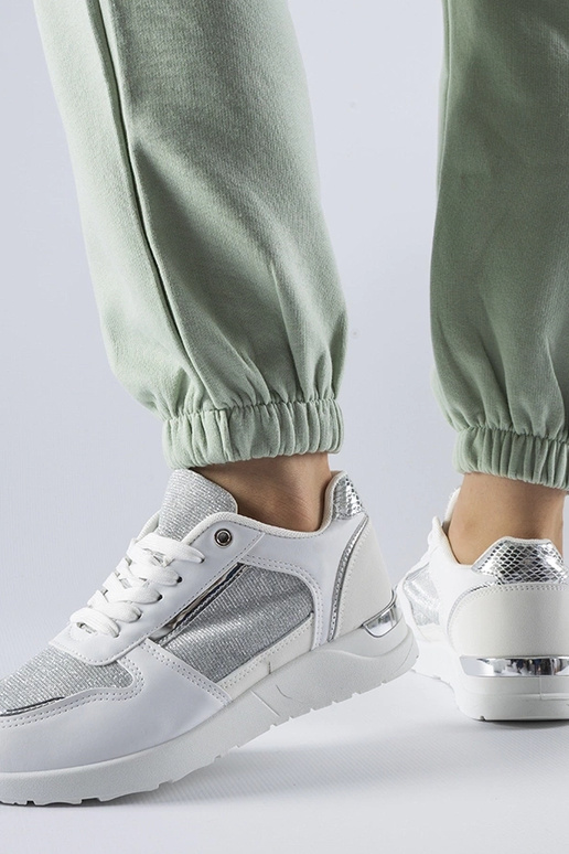 Tênis branco com fio decorativo Facondo