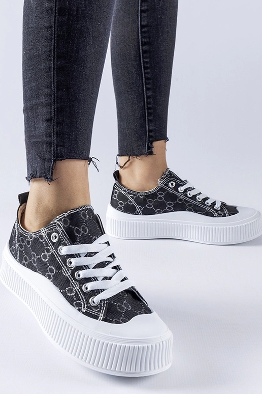 Tênis preto decorado com monograma Cavi