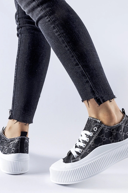 Tênis preto decorado com monograma Cavi