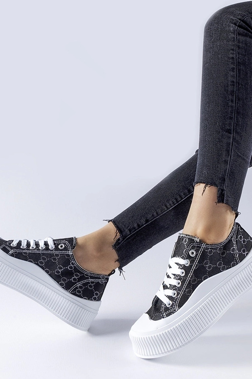 Tênis preto decorado com monograma Cavi