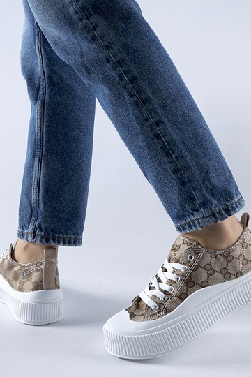 Tênis marrom decorado com o...