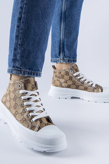 Tênis marrom decorado com...