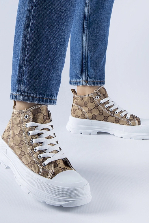 Tênis marrom decorado com monograma...