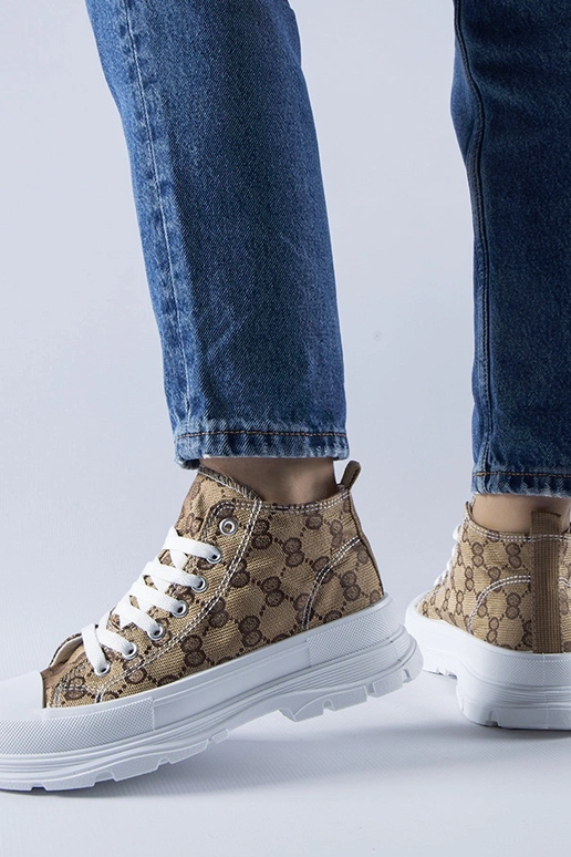 Tênis marrom decorado com monograma...