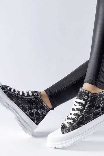 Tênis preto decorado com... 2