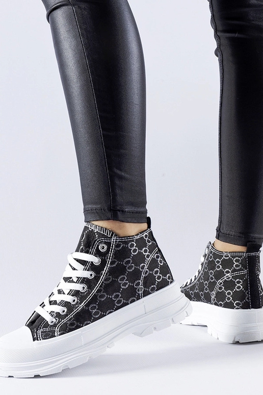 Tênis preto decorado com monograma...