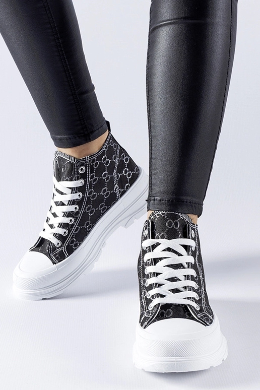 Tênis preto decorado com monograma...