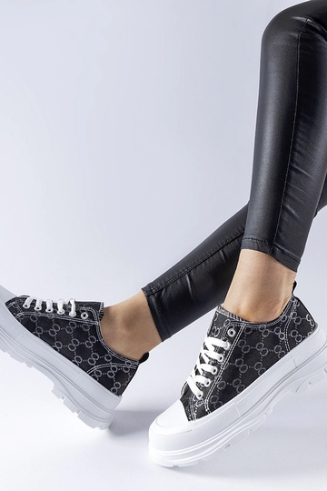 Tênis preto decorado com o... 2