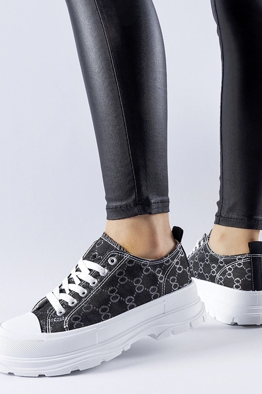 Tênis preto decorado com o monograma...