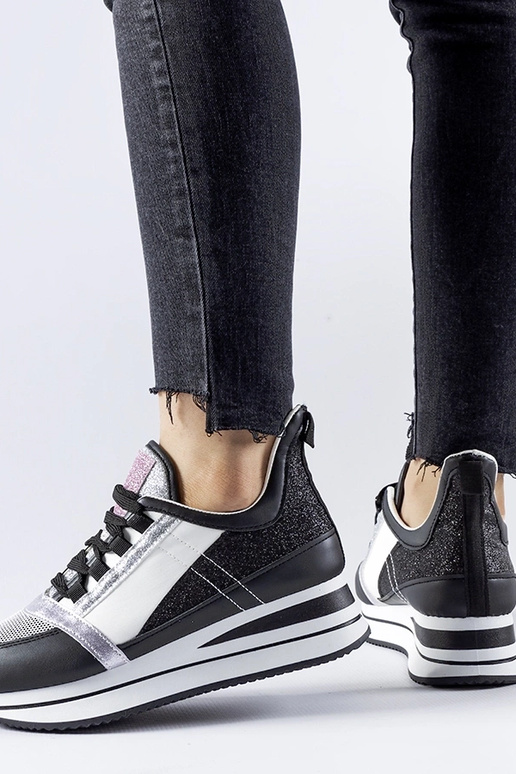 Tênis preto com glitter na plataforma...