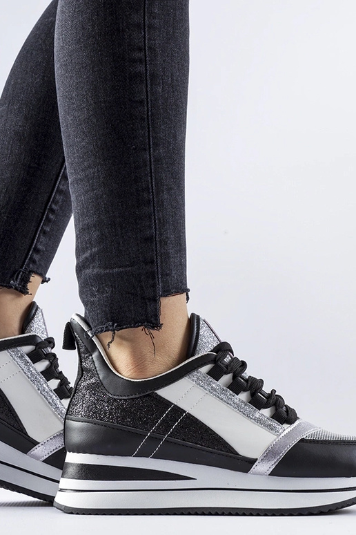 Tênis preto com glitter na plataforma...